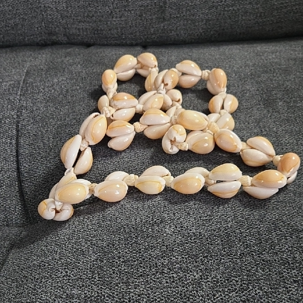 Handcrafted Cream Shell Necklace - Picture 3 of 3